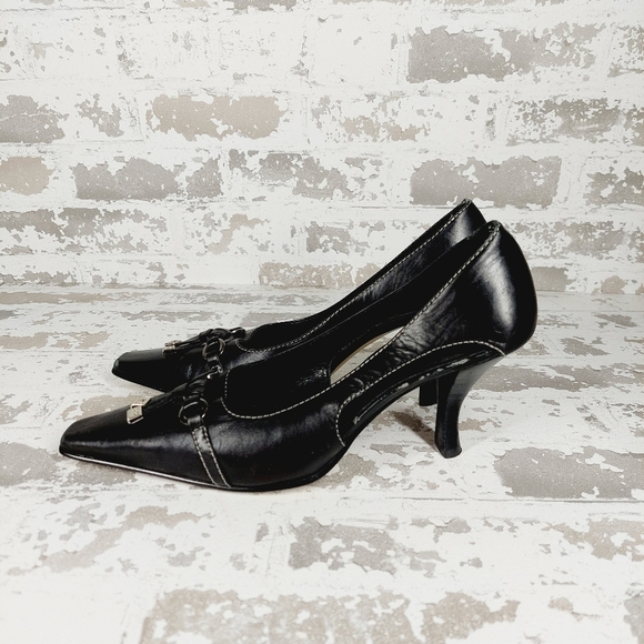 Anne Klein Black Leather Pointy Toe Hardware Detail Y2K Heels O507 - Picture 1 of 12